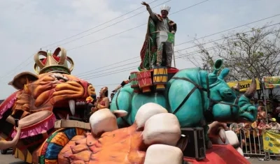 El Rey Momo, Kevin Torres, en su carroza.