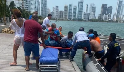 Momento en que el turista es auxiliado para ser trasladado a un centro asistencial de Cartagena. 