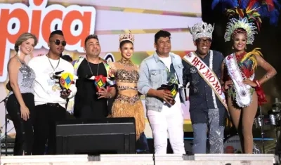 Los reyes del Carnaval 2022 con los homenajeados.