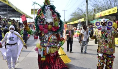Uno de los disfraces durante la Gran Parada de Tradición.