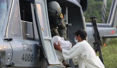 Personal de la Fuerza Aérea en la evacuación.