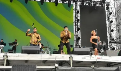 La Orquesta La Bandola en tarima.