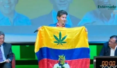 Luis Pérez y su propuesta de la nueva bandera.