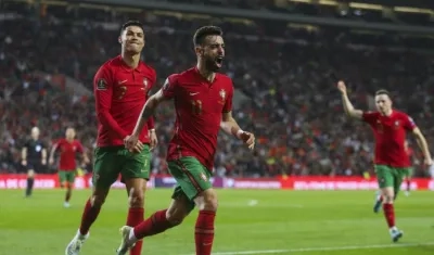 Cristiano Ronaldo celebra con Bruno Fernández. 