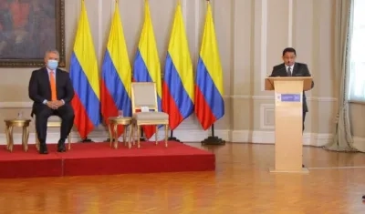 El Presidente Iván Duque y el Director de Función Pública, Nerio José Alvis Barranco, dando a conocer los decretos.