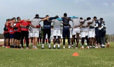 Jugadores de Junior durante el calentamiento. 