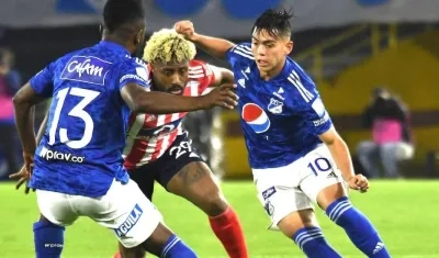 Omar Albornoz intentando eludir la marca de Elvis Perlaza y Daniel Ruiz.