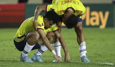 Luis Díaz es consolado por su compañero Luis Suárez. 