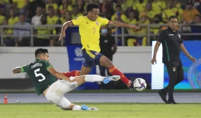 Juan Guillermo Cuadrado en plena acción del partido. 