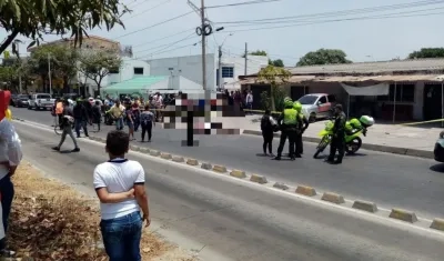 Policías cierran la zona donde ocurrió el homicidio.