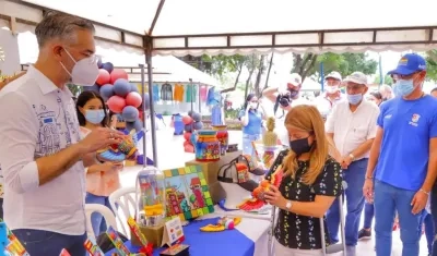 La gobernadora Elsa Noguera en una feria de emprendedores de la comunidad LGBTI+.