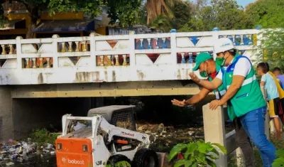 Funcionarios de Edumas durante la limpieza de los arroyos. 