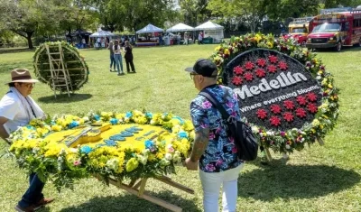 Los tradicionales silleteros en el parque. Al fondo las 2 'chivas'.