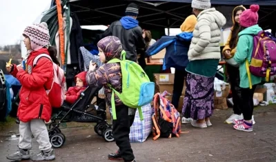 Niños ucranianos lograron con sus familias llegar a la frontera con Polonia.