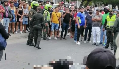 Tendido en la vía quedó el cuerpo del hombre que está sin identificar.