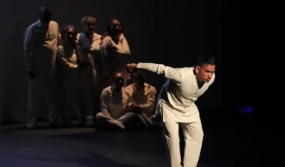 Actores presentan la obra "Victus" durante la inauguración de la XVII edición del Festival Iberoamericano de Teatro de Bogotá (FITB), hoy, en Bogotá (Colombia). 