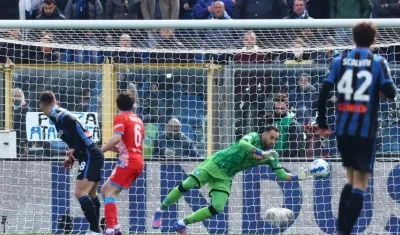 Atajada de David Ospina en el partido. 