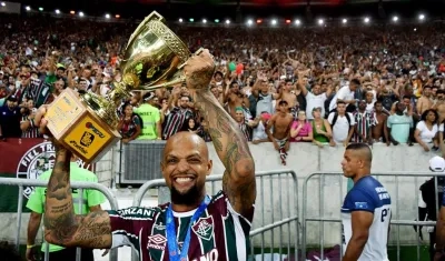 Felipe Melo con el trofeo de campeón. 