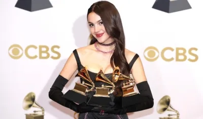 Olivia Rodrigo posando con sus tres Grammys.