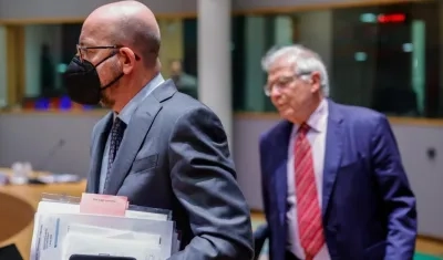 El jefe de la diplomacia europea, Josep Borrell (derecha).