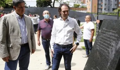 El candidato a la Presidencia de Colombia Federico "Fico" Gutiérrez, junto su fórmula vicepresidencial, Rodrigo Lara Sánchez (i).