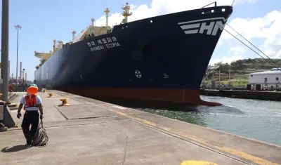 Tránsito de buques por el Canal de Panamá.