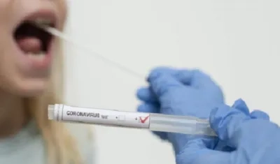 Una paciente es sometida a una prueba para detectar el Covid-19.