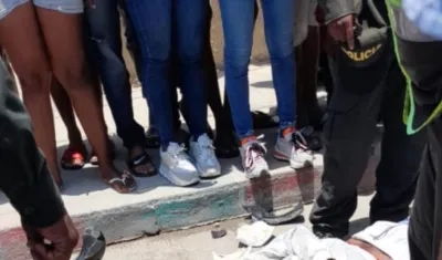 Uno de los baleados quedó tendido en el suelo varios minutos antes de ser llevado al Camino Santa María. 