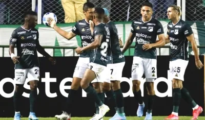 Jugadores del Deportivo Cali celebrando el gol de Guillermo Burdisso.