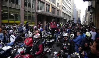Sigue la protesta de los motociclistas o moteros.