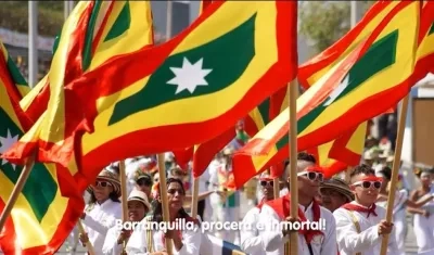 Barranquilleros luciendo orgullosamente la bandera de la ciudad.