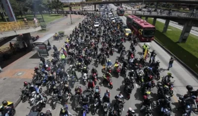 Así avanza la manifestación de moteros en Bogotá.