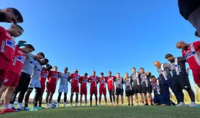 Jugadores de Junior durante el entrenamiento. 
