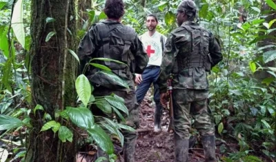Un funcionario de la CICR en la liberación de un secuestrado.