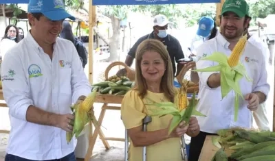 La Gobernadora Elsa Noguera y el Secretario de Desarrollo, Miguel Vergara, presidiendo el acto.