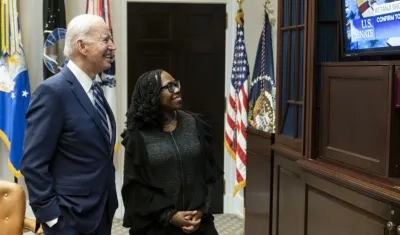 Presidente Biden siguió por televisión la votación en el Senado. A su lado Ketanji Brown Jackson.
