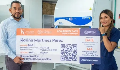 Karina Martínez recibe del rector reconocimiento de “Ruta Harvard”.