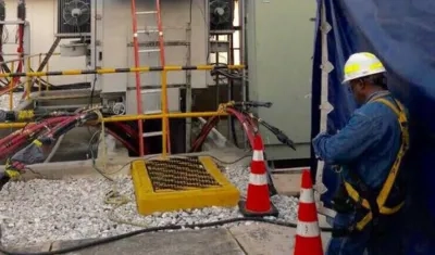 Un operario de Air-e trabaja en una subestación.