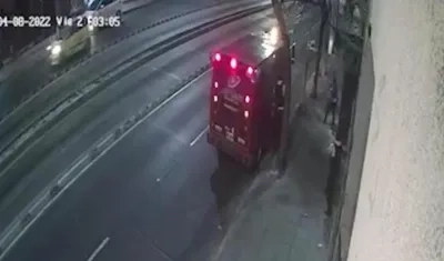 Camión de valores de Atlas asaltado este viernes en la calle Murillo con 29. 