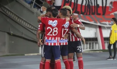 Jugadores de Junior celebran un gol. 