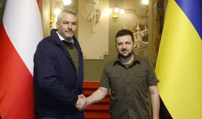 Karl Nehammer (izda) y el presidente ucraniano Volodímir Zelenski