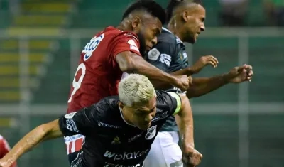 Teófilo Gutiérrez disputa el balón con Miguel Ángel Borja. 