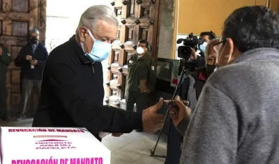 El Presidente Andrés Manuel López Obrador emitiendo su voto.