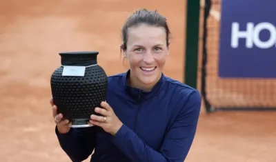 La tenista Tatjana Maria con el trofeo de campeona del WTA de Bogotá. 