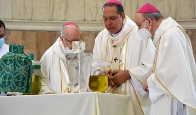 El Arzobispo de Barranquilla, Monseñor Pablo Salas Anteliz, presdiendo la misa con los obispos auxiliares eméritos de Barranquiila, Víctor Tamayo, y de Cartagena, Carlos José Ruiseco.