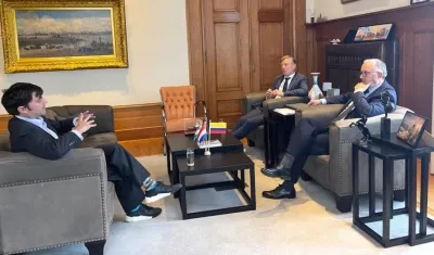 El Alcalde Jaime Pumarejo con las autoridades de Róterdam.