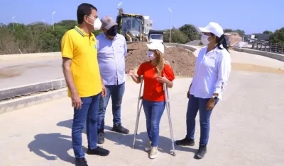 La Gobernadora Elsa Noguera inspeccionando las obras.