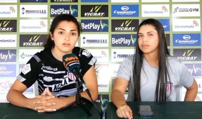 La jugadora Estefanía Cartagena explicando los hechos.