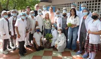 Gobernadora Elsa Noguera y un grupo de estudiantes.