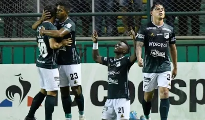Jugadores de Cali celebran un gol. 